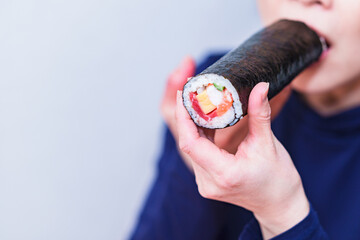 Fototapeta na wymiar 恵方巻 寿司 の まるかぶり 【 節分 の イメージ 】