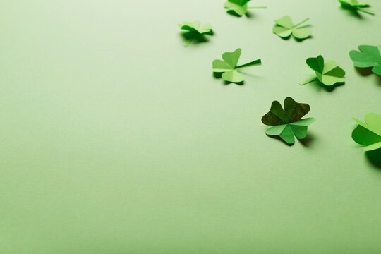 St. patrick's day. green background with clover leaves: shamrock and four-leafed. copy space. Paper craft