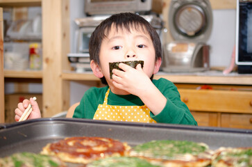 食事中の子供