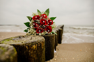 Klassischer Brautstrauss mit roten Rosen an der Ostsee