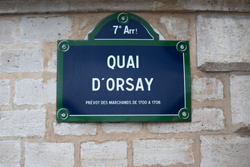 panneau de signalisation indiquant le Quai d'Orsay ou se situe le ministère des affaires étrangères et un célèbre musée à Paris - obrazy, fototapety, plakaty