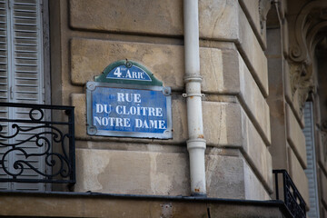 panneau de signalisation indiquant la rue du Cloître Notre Dame à Paris