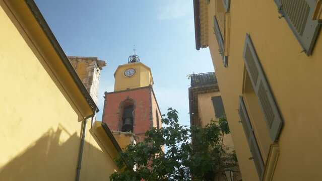 Contre plong&eacute;e d'un clocher dans une rue &eacute;troite avec ciel bleu &agrave; Saint-Tropez 