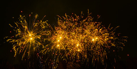 Fototapeta na wymiar Langzeitbelichtung Abstrakte Funken von einem Silvester Feuerwerk für Hintergründe