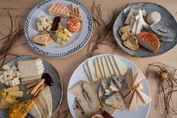 Mesa con diferentes platos de tipos de quesos. Banquete de quesos del mundo 