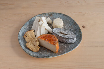 Plato con diferentes tipos de quesos de cabra