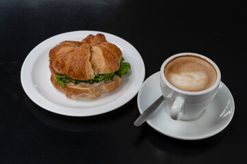 Croissant vegetal con café con leche