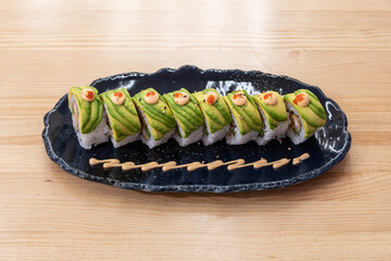 Uromaki dragon rolls con aguacate