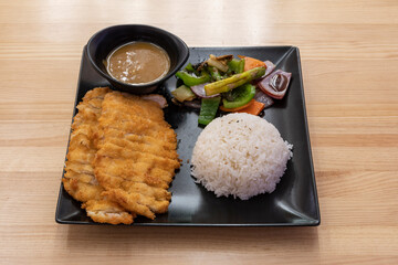 Katsu curry. Pechuca de pollo con arroz y verduras