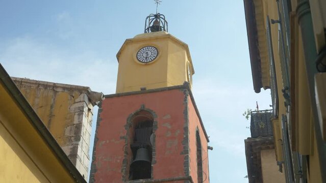 Plan rapproch&eacute; en contre plong&eacute;e d'un clocher avec ciel bleu &agrave; Saint-Tropez 
