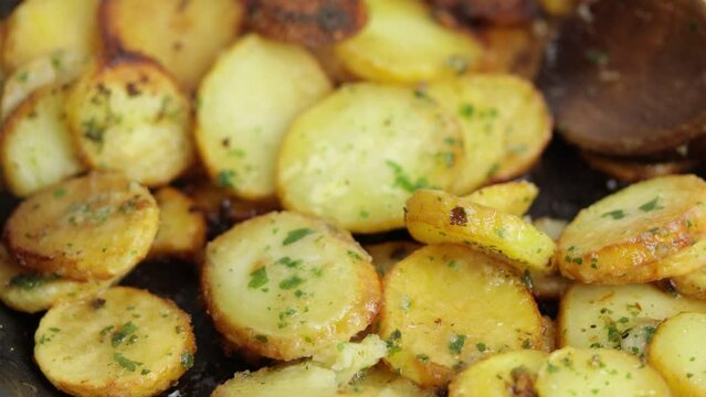 pomme de terre sarladaise en cuisson dans une po&ecirc;le