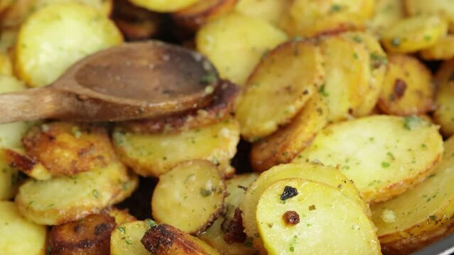 pomme de terre sarladaise en cuisson dans une po&ecirc;le