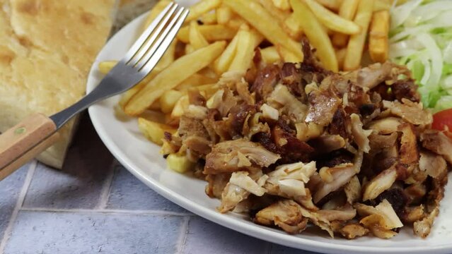 assiette de kebab et frites en gros plan