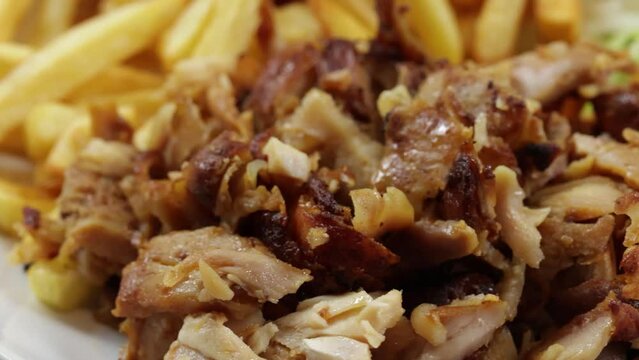 assiette de kebab et frites en gros plan