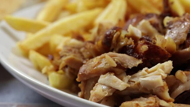 assiette de kebab et frites en gros plan