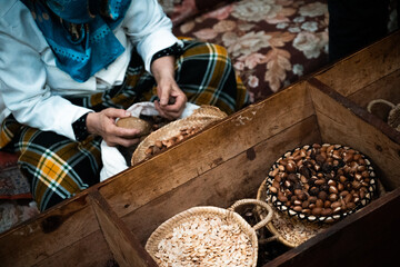 Preparación del argán para extracción del aceite . 