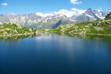 Fototapeta na wymiar Lac de Pétarel dans les Hautes-Alpes