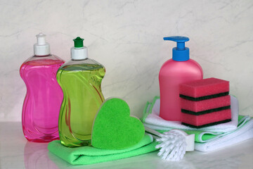 Reinigungsutensilien:Putzmittel mit Schwämmen und Bürste.