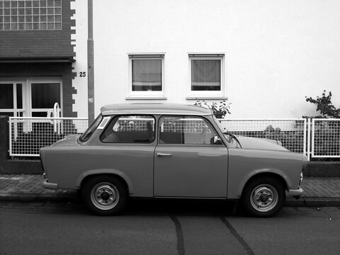 Trabant 601 S Limousine und Kleinwagen der Achtzigerjahre am 29.07.2018 beim Oldtimertreffen Golden Oldies in Wettenberg Krofdorf-Gleiberg bei Gie&szlig;en in Hessen in neorealistischem Schwarzwei&szlig;