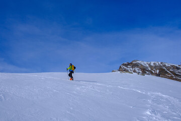 Sci alpinista nella neve fresca delle Alpi Svizzere