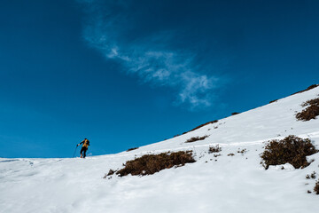 Sci alpinista sale nella neve fresca sulle Alpi Svizzere