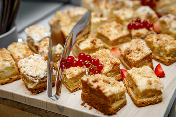 Apple crumble small pies with strawberries and red cranberries.