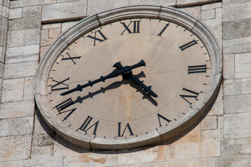 Reloj de la torre del reloj construido en caliza de Locorotondo, Italia. Hoy en día la biblioteca cívica es parte de lo que fue el palacio comunal cuyo edificio original data del siglo XVIII.