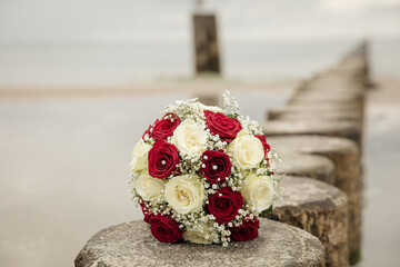 klassischer Brautstrauss bei einer Strandhochzeit mit weißen und roten Rosen