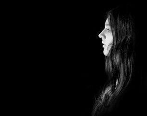 Naklejka premium Black and white silhouette of girl on a dark background