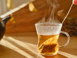 耐熱ガラスのコップと紅茶のティーバッグ