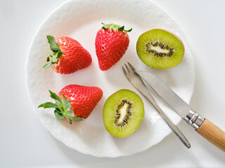赤いイチゴ、スカイベリーとキウイ