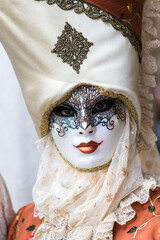 Fototapeta na wymiar primo piano stretto di una persona mascherata da carnevale a venezia
