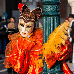 ritratto di maschera di carnevale di veenzie, abbraccia un palo verde, mano destra con guanto...