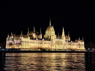 Obraz premium Beleuchtetes Regierungsgebäude in Budapest bei Nacht