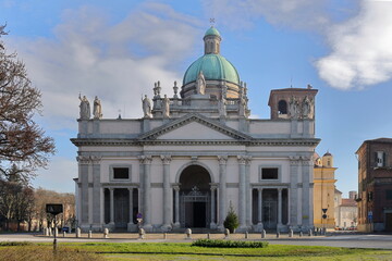 Fototapeta na wymiar cattedrale di vercelli in italia