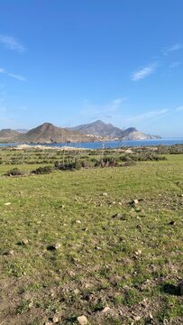paisaje de mar y monta&ntilde;as desnudas de Espa&ntilde;a
