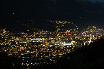 Naklejka premium Innsbruck Panoramaansicht bei Nacht von Natters