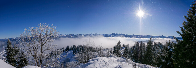 Allgäuer Berge in der Sonne und Nebel im Tal mit Wannenkopf im Vordergrund