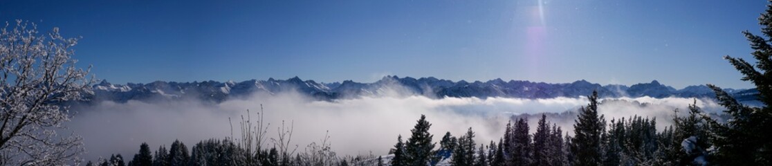 Allgäuer Berge in der Sonne und Nebel im Tal vom Wannenkopf