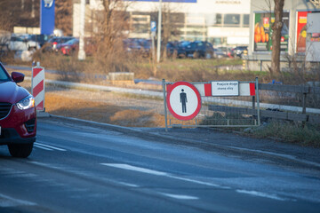 Znak zakaz ruchu pieszych na barierce. Barierka ze znakiem zakaz ruchu.