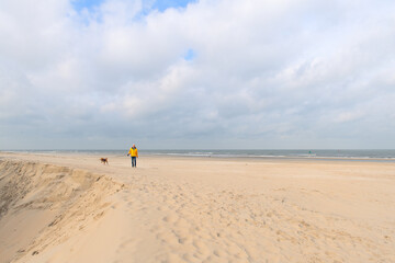 Obraz premium Man with dog at the coast