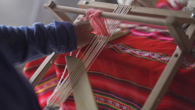 Chilena o Boliviana tejiendo tradicionalmente en el norte de chile