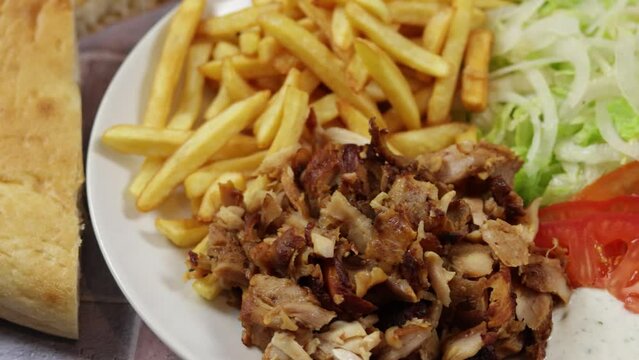 assiette de kebab et frites en gros plan