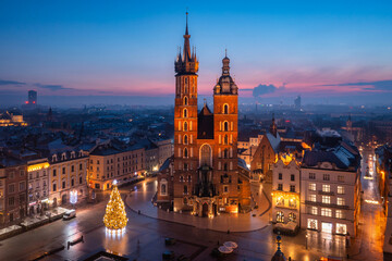 Fototapeta premium St. Mary's Basilica in Krakow at dawn, Poland.