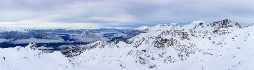 Obraz premium Canadian Mountain Landscape Nature Background covered in snow. Blackcomb Mountain in Whistler, British Columbia, Canada.