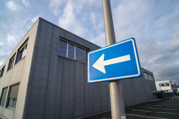 one way traffic sign