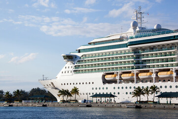 Naklejka premium Nassau Pier With A Cruise Ship