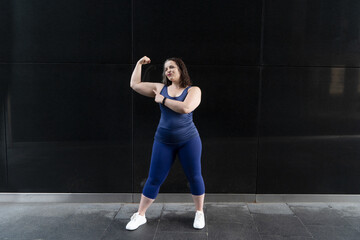 Fototapeta na wymiar Woman and sports, exercise for weight loss in the fresh air. Poertrait of happy curvy woman doing workout routine