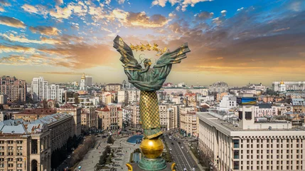 Deurstickers Independence Monument in Kyiv. View from drone © Ruslan