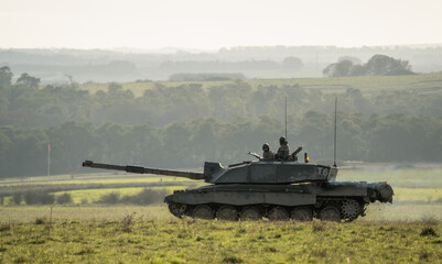 commander and gunner directing action in a British army FV4034 Challenger 2 ii main battle tank on a military combat exercise, Wiltshire UK - obrazy, fototapety, plakaty